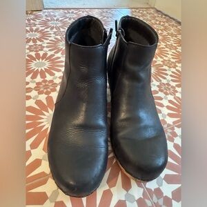 Great condition Dansko booties